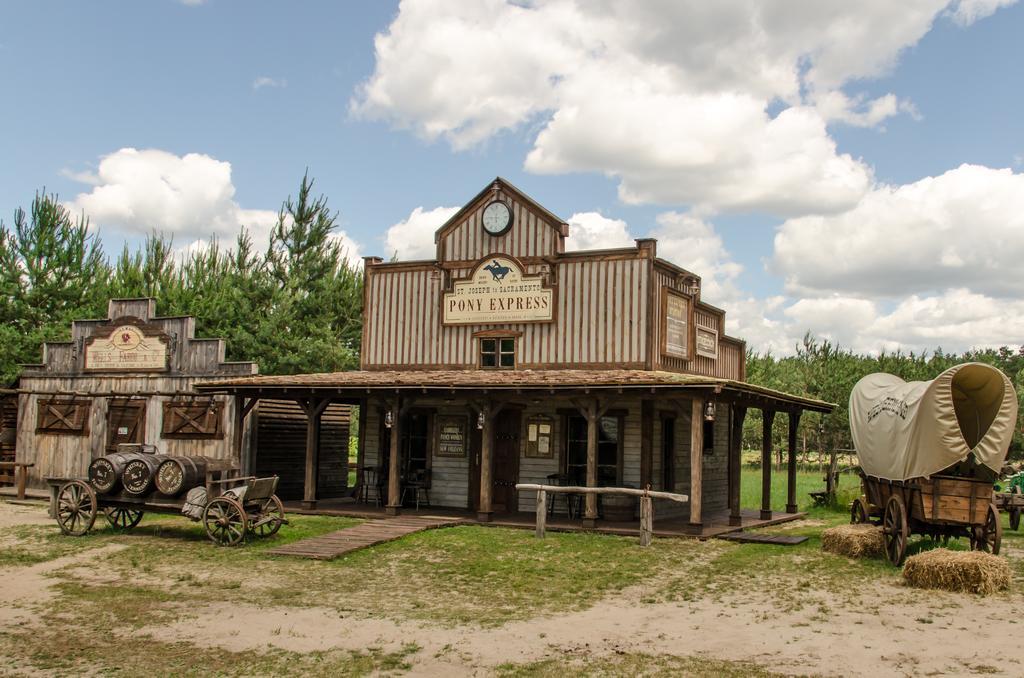 Отель Westernland Jozefow  Экстерьер фото